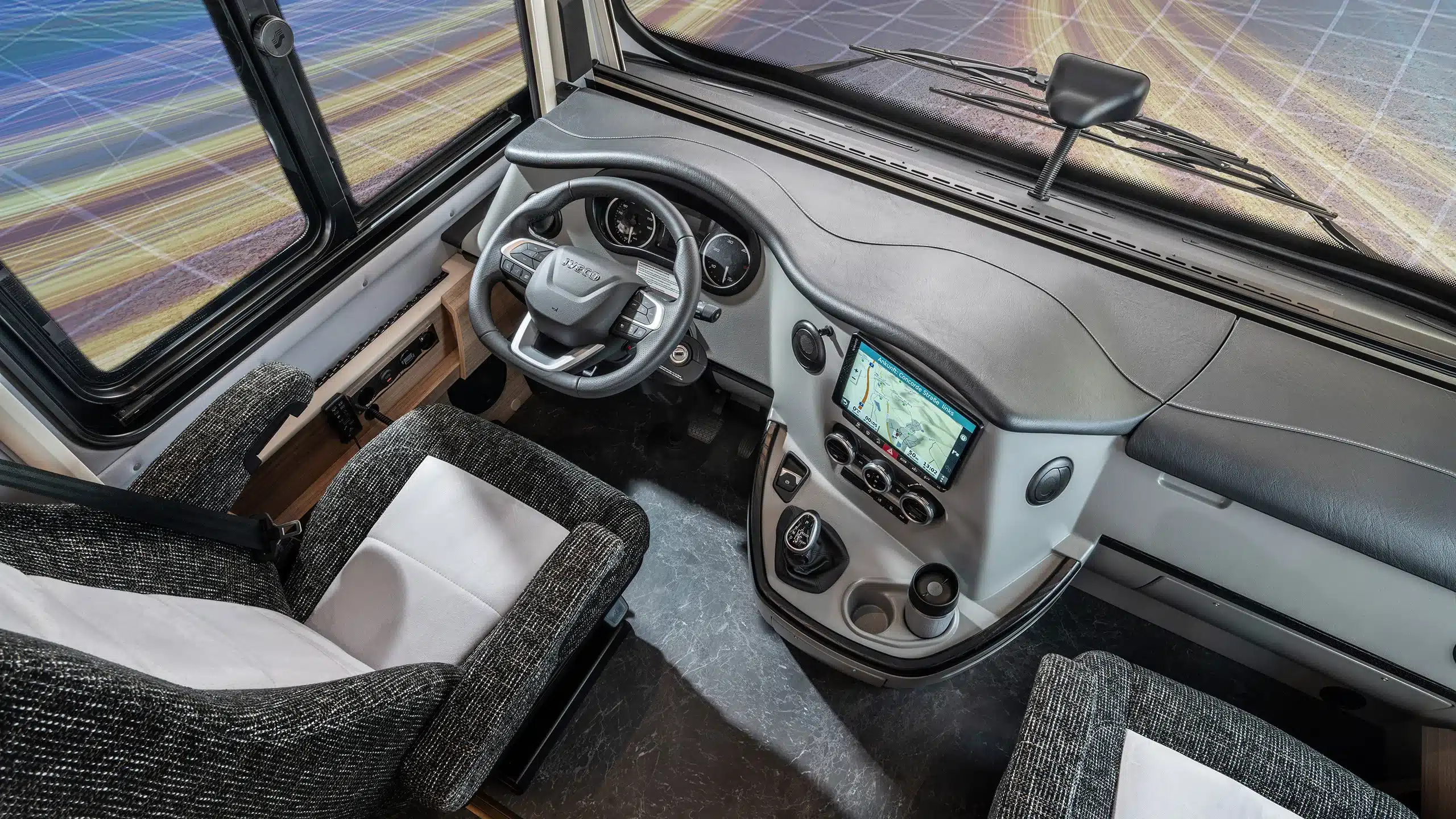 Blick auf das Cockpit und die Vordersitze der Concorde Credo Graphite Edition mit modernem Armaturenbrett und Borddisplay