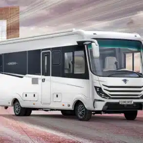 Außenansicht eines Concorde Credo Luxus-Reisemobils in moderner Umgebung