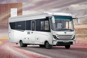 Außenansicht eines Concorde Credo Luxus-Reisemobils in moderner Umgebung