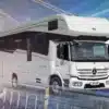Luxuriöses Reisemobil Concorde Cruiser Atego auf Mercedes Atego Chassis, aufgenommen auf einer modernen Brücke.
