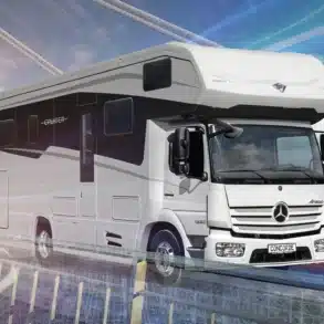 Luxuriöses Reisemobil Concorde Cruiser Atego auf Mercedes Atego Chassis, aufgenommen auf einer modernen Brücke.