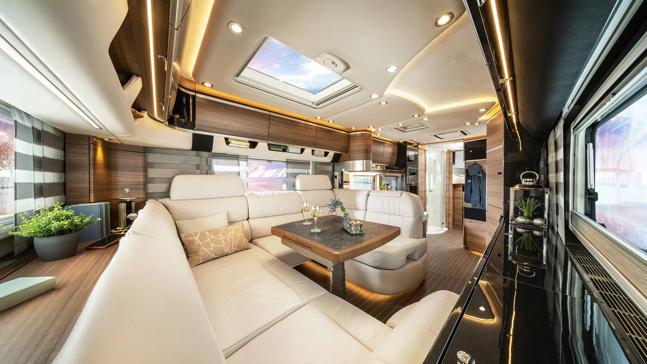 Luxuriöser Innenraum mit Wohnlounge des Concorde Cruiser Atego – hochwertige Sitzgruppe, moderne Küche, edles Design