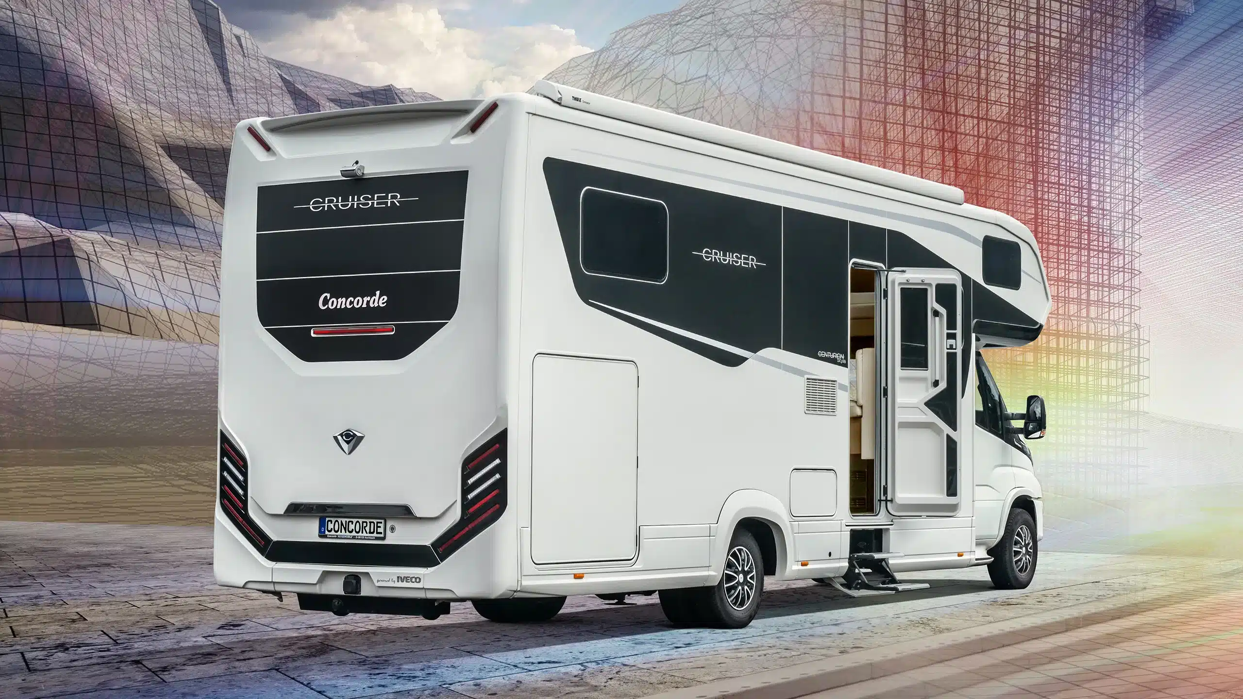 Concorde Cruiser Daily Alkoven-Wohnmobil auf Iveco-Basis, Heck- und Seitenansicht mit geöffneter Tür, modernes Design, Außenszene.
