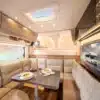 Der Wohnbereich mit Rundsitzgruppe und Alkovenbett im Concorde Cruiser Daily Reisemobil