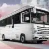 Luxuriöses Concorde Liner Wohnmobil auf Mercedes-Atego-Basis von außen, vor urbanem Hintergrund