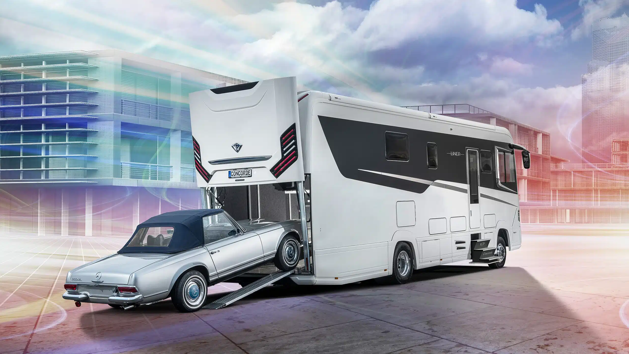 Luxuriöses Concorde Liner Wohnmobil mit ausfahrbarer Garage und Mercedes-Cabrio auf einer Rampe.