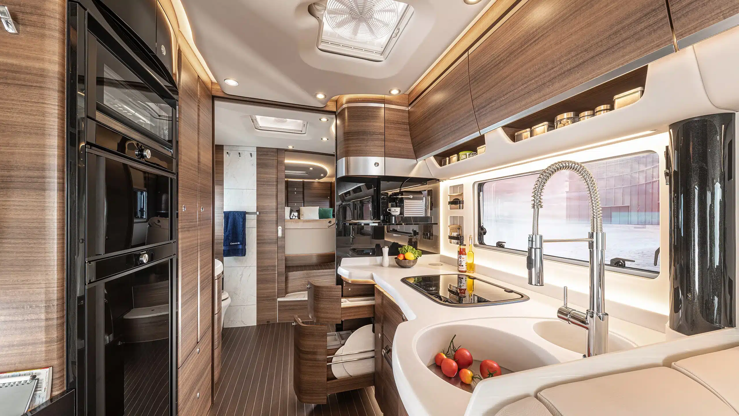 Luxuriöse U-Küche des Concorde Liner Wohnmobils mit großzügigen Arbeitsflächen, hochwertigen Geräten und stilvoller Einrichtung.
