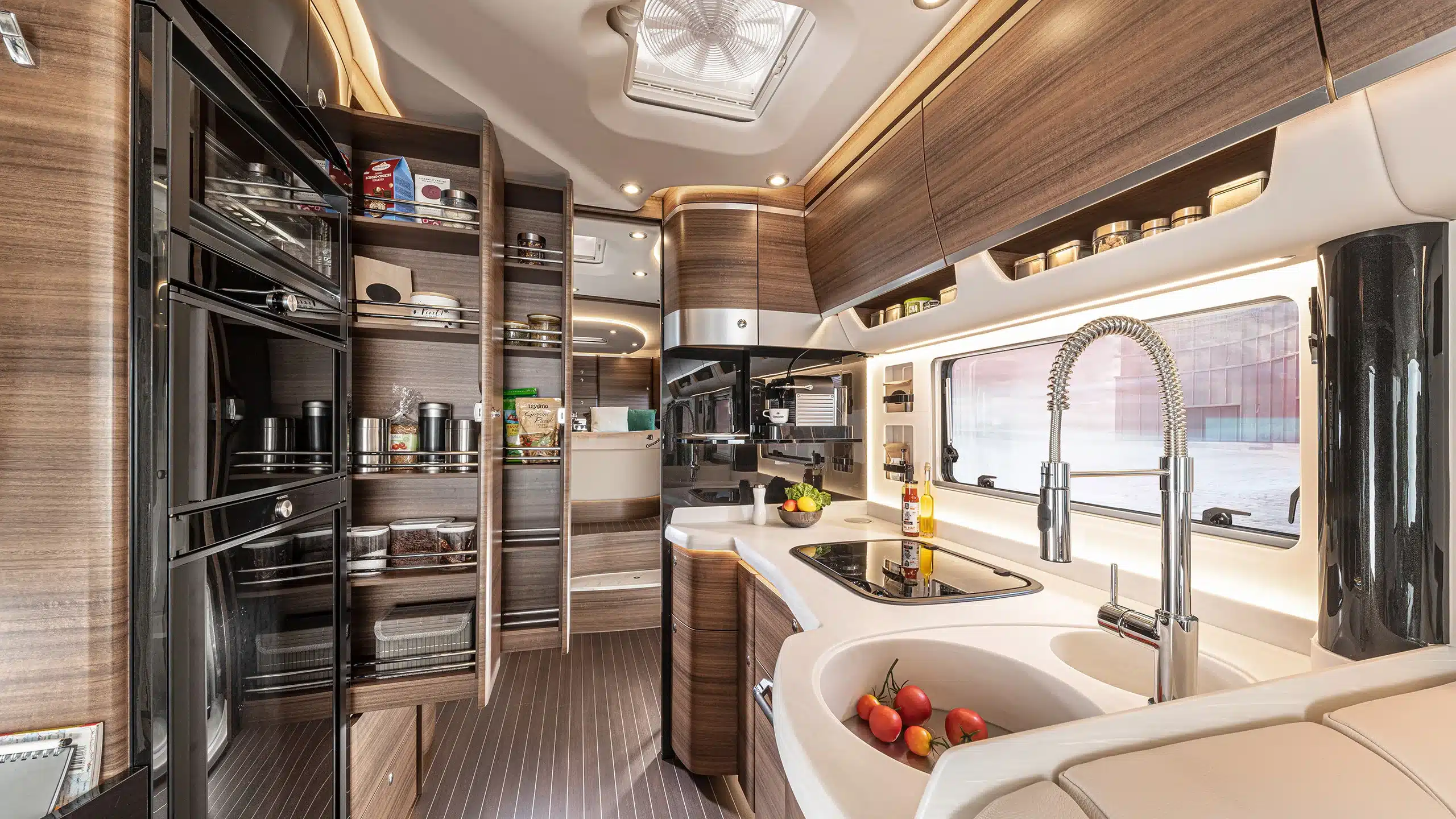 Hochwertige U-Küche im Concorde Liner Luxusreisemobil mit viel Stauraum, modernen Geräten und edlem Design.