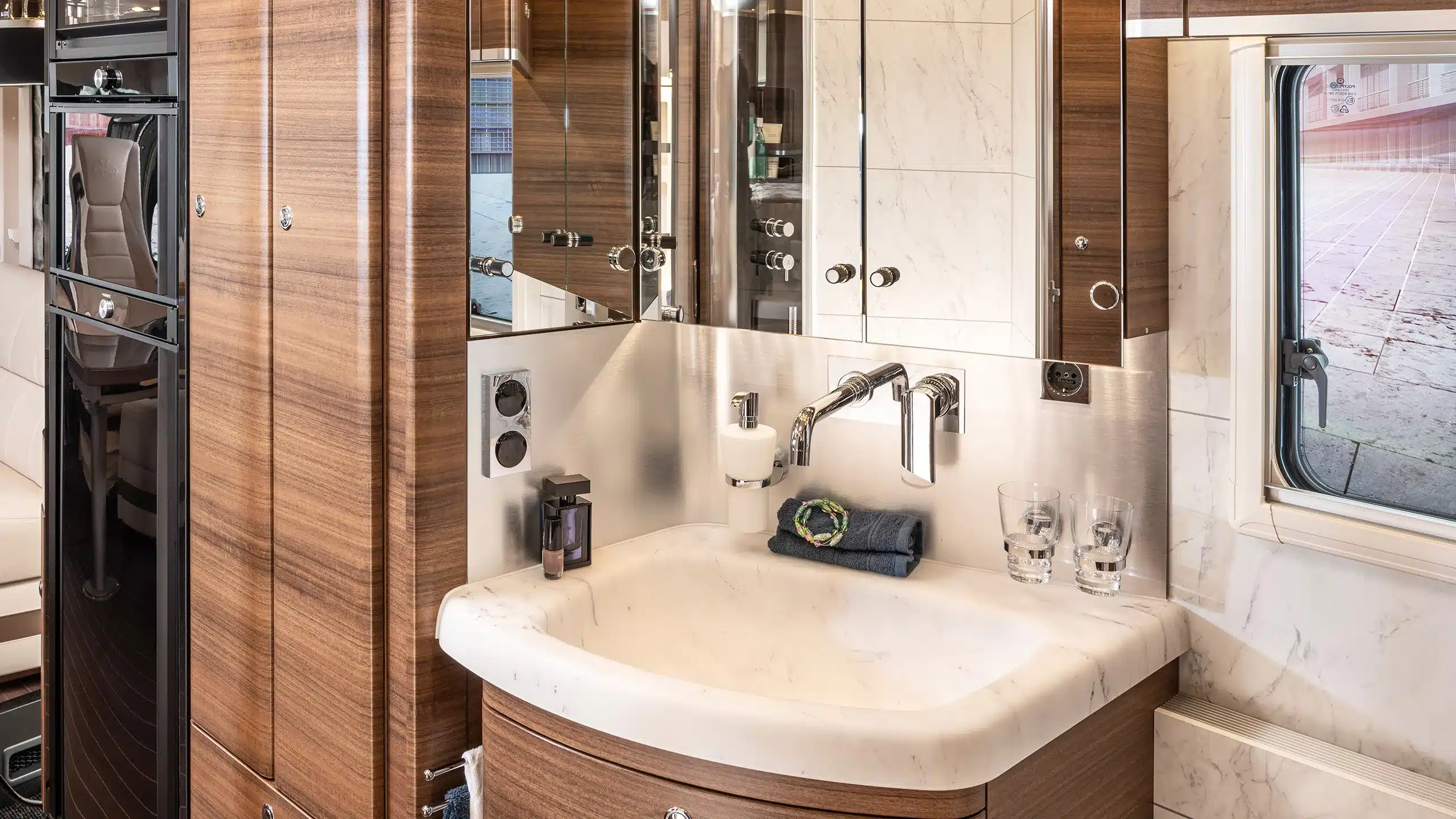 Modernes Badezimmer mit Holzdekor und Design-Waschbecken im Concorde Liner Luxus-Reisemobil