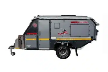 Seitenansicht des Conquer Off-Road Trailer 490 mit Geländeausstattung und Militär-Design.