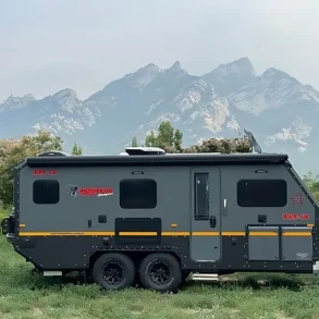 Conquer Off-Road Trailer 790 im Grünen vor Berglandschaft