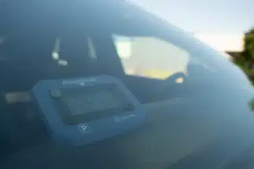 Elektronische Parkscheibe von Berger an der Windschutzscheibe eines Campers