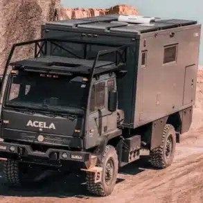 Expeditionsfahrzeug Acela Monterra GL mit Wohnmodul auf unbefestigtem Gelände