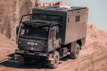 Expeditionsfahrzeug Acela Monterra GL mit Wohnmodul auf unbefestigtem Gelände