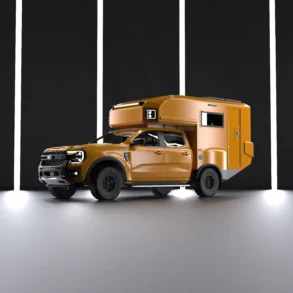 Ein goldfarbener Ford Ranger mit Overland-Camper-Aufbau steht in einem Studio mit schwarzen Wänden und vertikalen Lichtleisten auf hellem Boden.