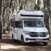 Freedom Motorcaravan auf Basis eines Volkswagen Transporter Double Cab im Wald geparkt