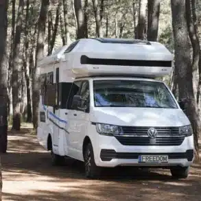 Freedom Motorcaravan auf Basis eines Volkswagen Transporter Double Cab im Wald geparkt