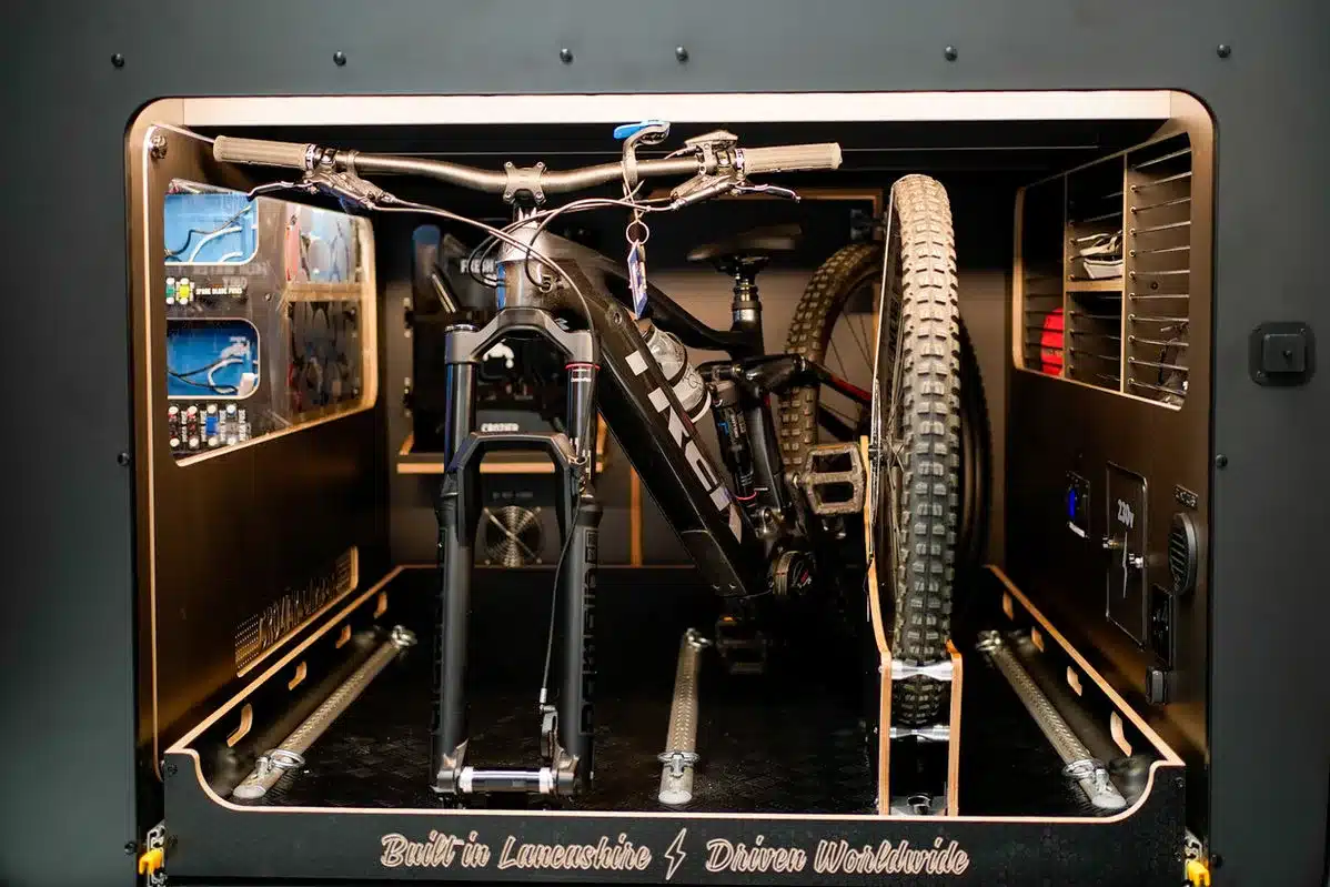 Detailansicht einer Heckgarage im individuellen Mercedes-Benz Camper mit Fahrrad und modularem Stauraum