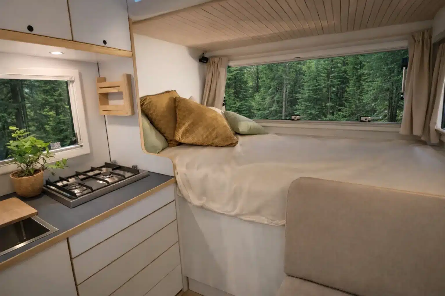 Innenraum des Greenlander Sherpa Expeditionsfahrzeugs mit Bett, Küchenzeile und großen Fenstern