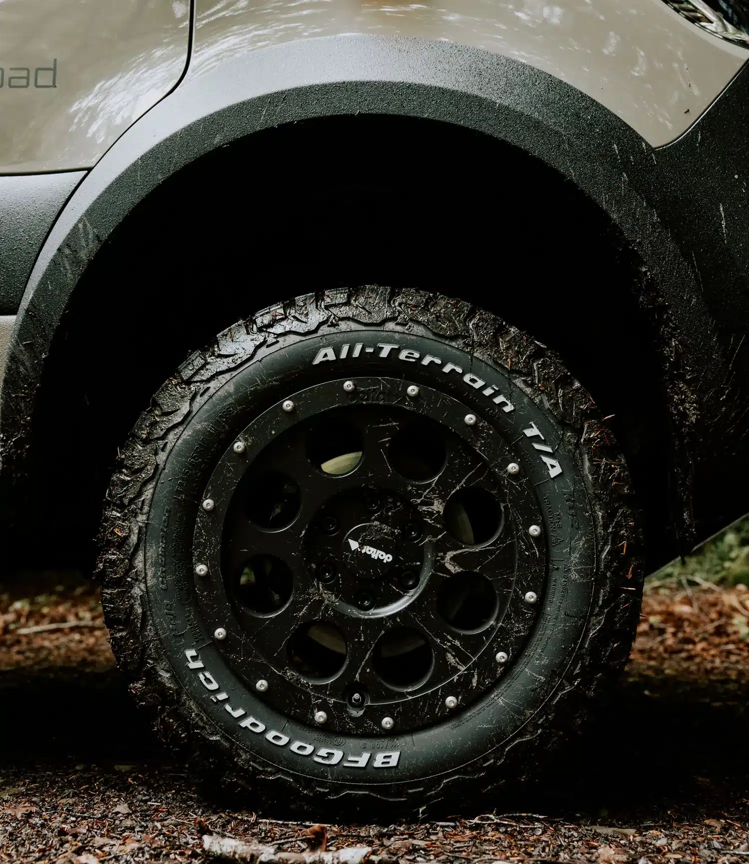 Nahaufnahme eines Offroad-Reifens mit Profil am IPAR Norantz Camper für Vanlife und Abenteuerreisen.