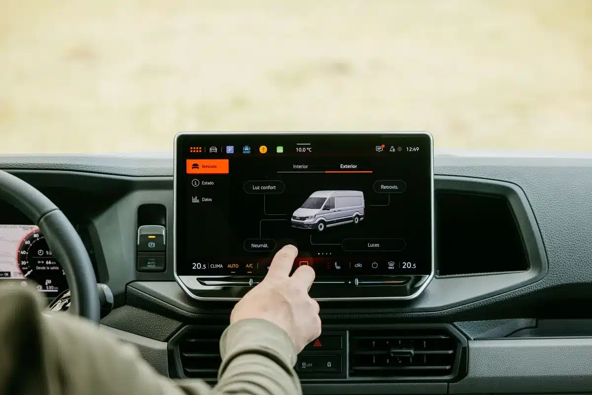 Touchscreen im Cockpit des IPAR Furgoneta Camper NORANTZ mit Fahrzeugsteuerung und Komfortfunktionen.