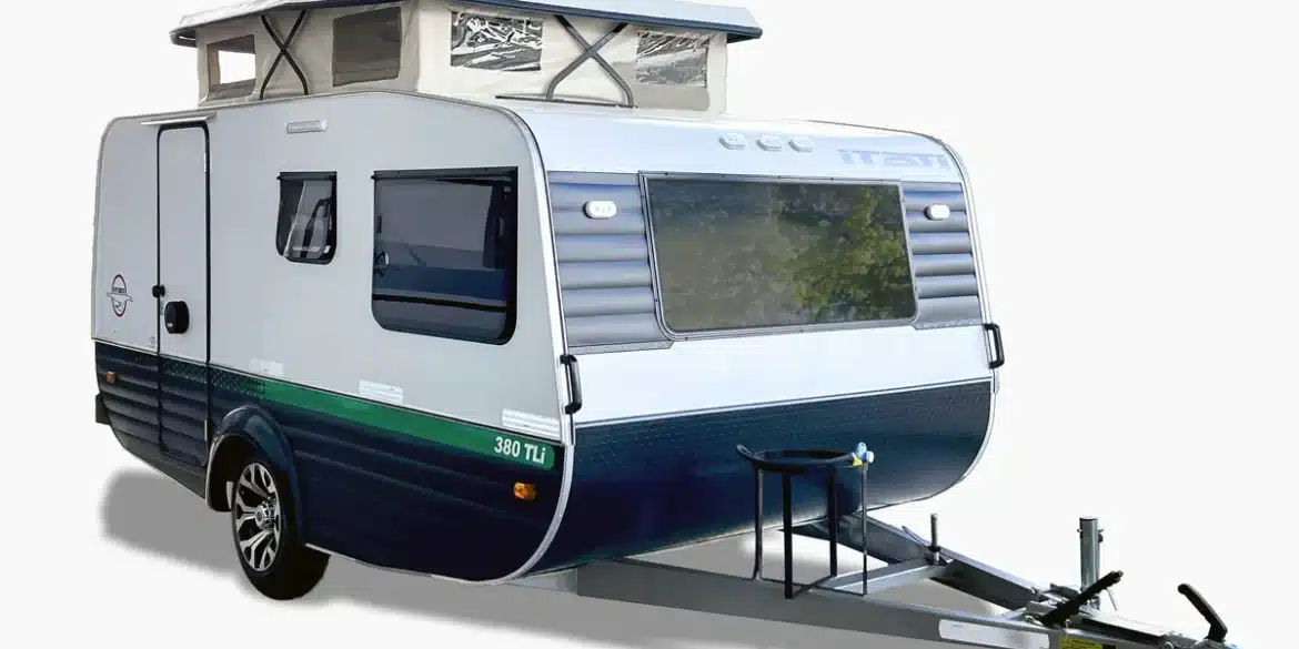 Seitenansicht des kompakten Wohnwagens Itati 380 TLi mit ausgefahrenem Hubdach und stabiler Deichsel.