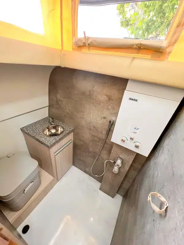 Badezimmer mit Dusche, Waschtisch und Chemietoilette im kompakten Wohnwagen Itati 380 TLi