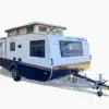 Seitenansicht des Itati 460 TLi Aufstelldach-Caravans mit geöffnetem Hubdach und sichtbarer Deichsel.