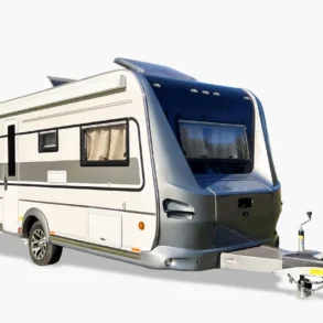 Außenansicht des Itati Avant-Garde Deluxe Caravans mit markanter Front und Seitenfenstern, auf weißem Hintergrund.