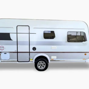 Seitenansicht des Wohnwagens ITATI Avant Garde Pampa mit Fenstern und Eingangstür