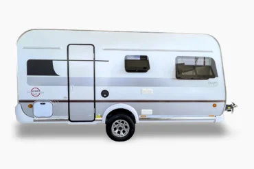 Seitenansicht des Wohnwagens ITATI Avant Garde Pampa mit Fenstern und Eingangstür