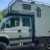 Seitenansicht eines Iveco Daily 4x4 mit Expeditionskabine und Allradantrieb.
