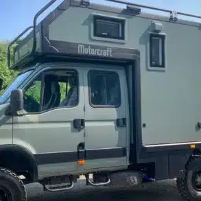 Seitenansicht eines Iveco Daily 4x4 mit Expeditionskabine und Allradantrieb.