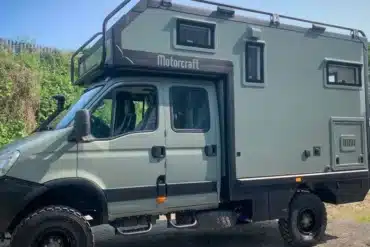 Seitenansicht eines Iveco Daily 4x4 mit Expeditionskabine und Allradantrieb.