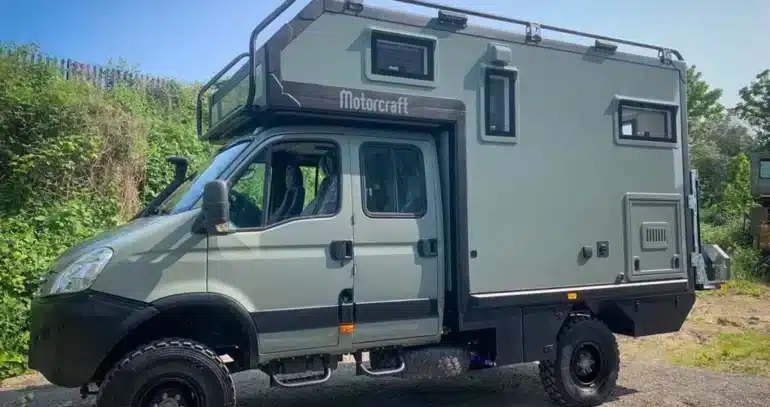Seitenansicht eines Iveco Daily 4x4 mit Expeditionskabine und Allradantrieb.