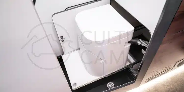 Camper-Toilette im Ausbau eines Iveco Daily 4x4 L3H2