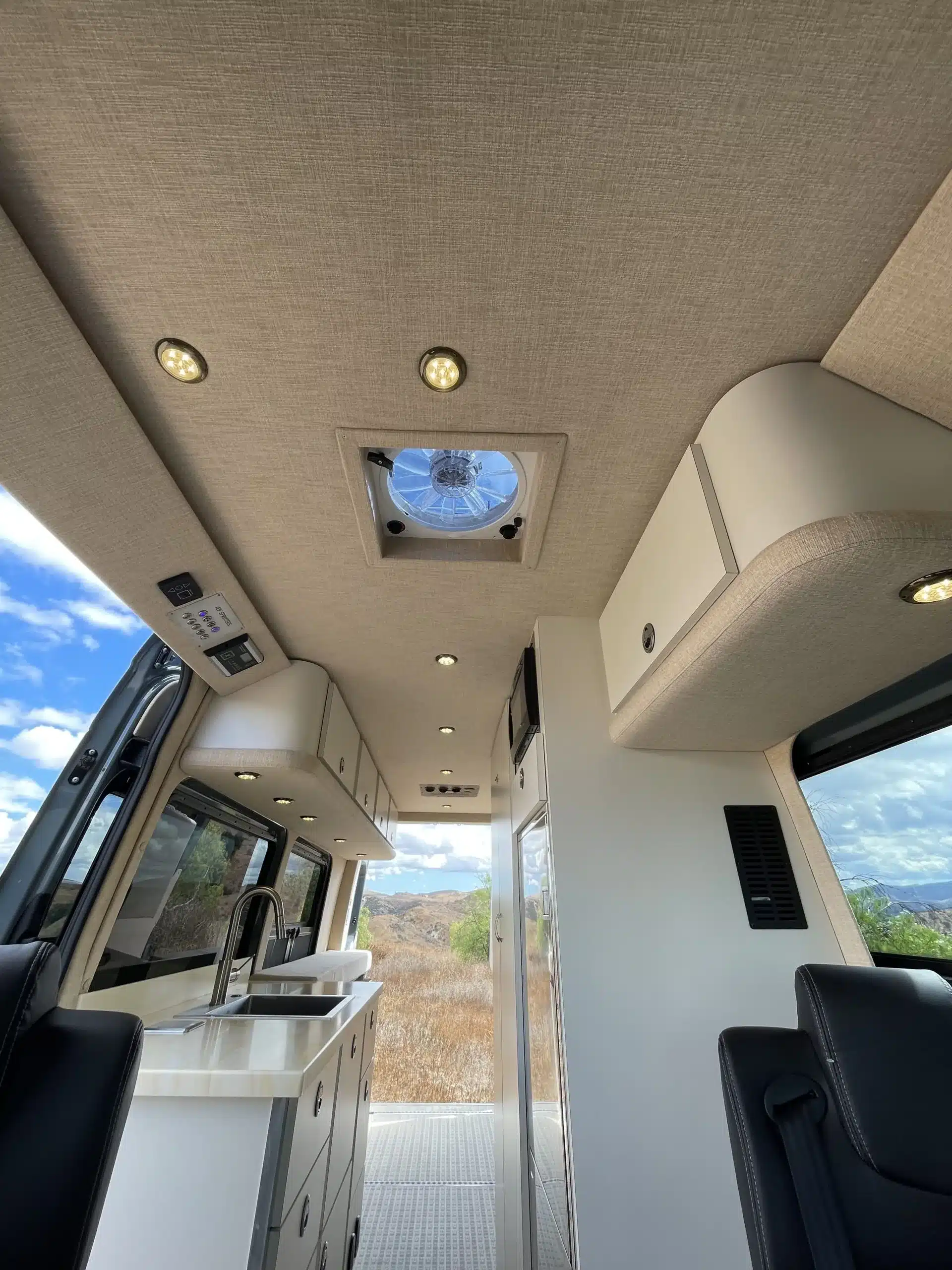 Innenansicht des Jackson 4x4 Vans mit Küche, Dachventilator und Sitzplätzen