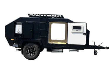 JR Black Rhino 2A Offroad-Reisewohnanhänger in schwarzem Design, seitliche Ansicht mit großer Einstiegstür und robusten Geländereifen.