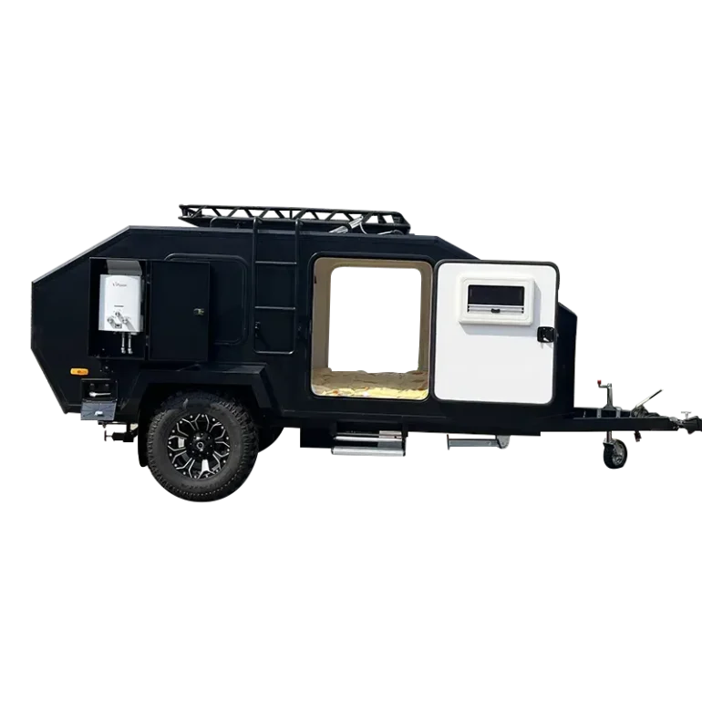 JR Black Rhino 2A Offroad-Reisewohnanhänger in schwarzem Design, seitliche Ansicht mit großer Einstiegstür und robusten Geländereifen.