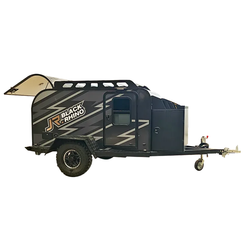 Seitenansicht eines JR Black Rhino VIC Offroad-Camper Trailers mit robusten Reifen und geländetauglichem Design.