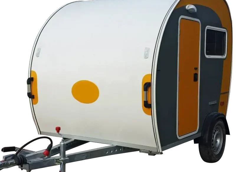 Kalala Teardrop Camper Wohnanhänger in Seitenansicht mit gelben Akzenten