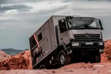 Krug Project Rhino 4300 Expeditionsmobil auf Mercedes Atego, offroad im sandigen Gelände