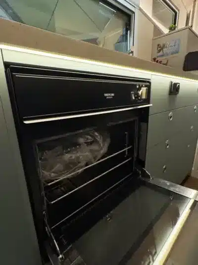 Geöffneter Backofen in der Laske LE410 Weltreisekabine, eingebaut in die Küchenzeile.