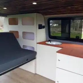 Ford Transit Custom Innenausbau mit Küchenmodul, Spüle und umbaubarem Bett