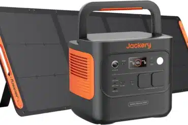Jackery Powerstation mit angeschlossenem faltbarem Solarpanel für unabhängige Energie im Vanlife