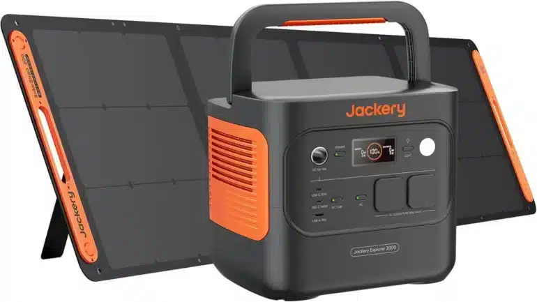 Jackery Powerstation mit angeschlossenem faltbarem Solarpanel für unabhängige Energie im Vanlife