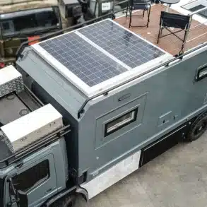 Mercedes Atego 4x4 Expeditionsmobil mit Solarpanels und Dachterrasse von oben fotografiert