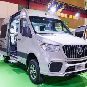 Mercedes Sprinter T1-A Luxury Off-Road Campervan mit geöffneten Türen und luxuriösem Innenraum auf einer Ausstellung.