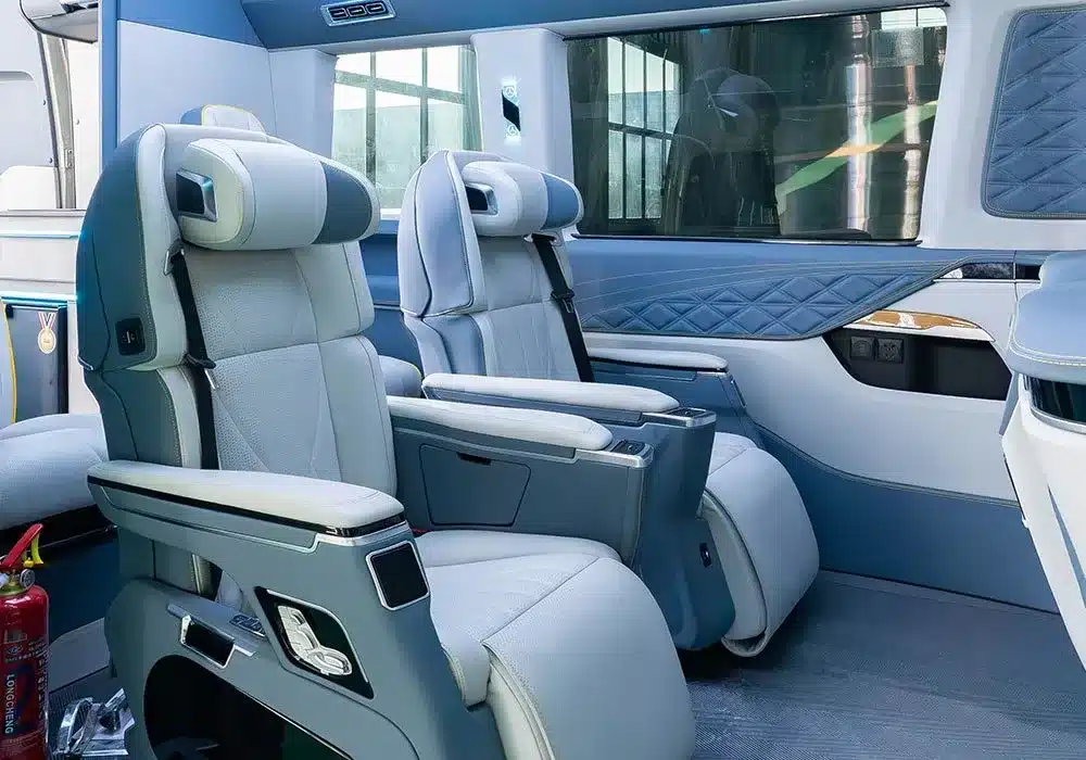 Innenraum des Mercedes Sprinter T1-A mit luxuriösen Aviation-Sitzen in Leder und blauer Verkleidung