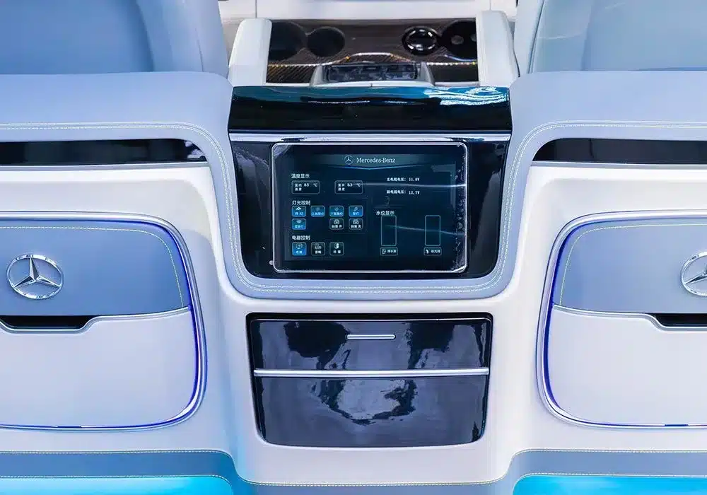 Innenansicht der Mittelkonsole mit Touchpanel im Mercedes Sprinter T1-A Luxury Off-Road Wohnmobil